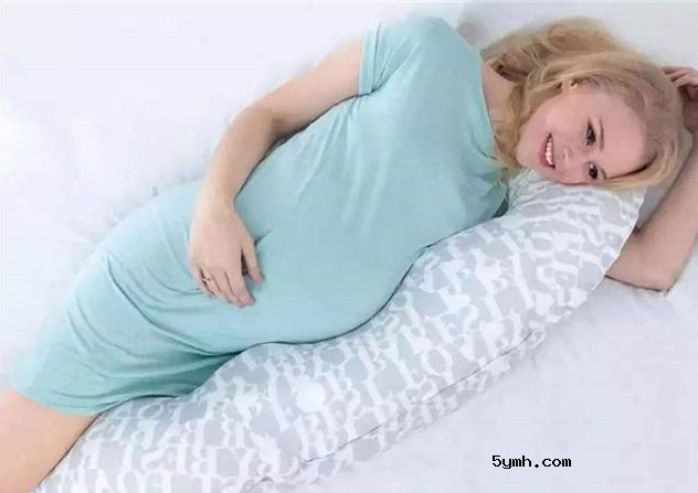 怀孕多久需要侧身睡觉？为什么都会建议孕妈左侧卧位睡觉？
