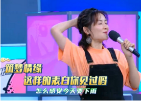 杨幂携新戏《筑梦情缘》登上大本营，身穿“樱桃”牛仔可爱到爆！