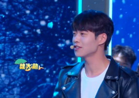杨幂携新戏《筑梦情缘》登上大本营，身穿“樱桃”牛仔可爱到爆！
