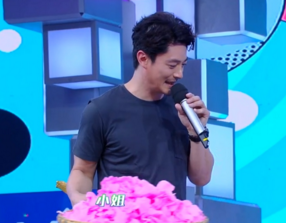 杨幂携新戏《筑梦情缘》登上大本营，身穿“樱桃”牛仔可爱到爆！
