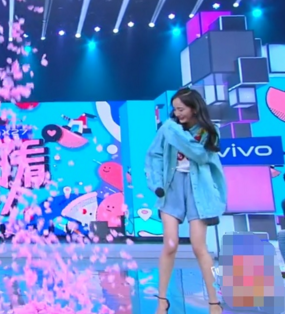 杨幂携新戏《筑梦情缘》登上大本营，身穿“樱桃”牛仔可爱到爆！