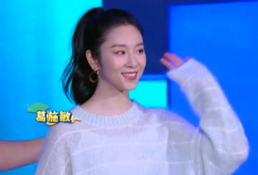 杨幂携新戏《筑梦情缘》登上大本营，身穿“樱桃”牛仔可爱到爆！