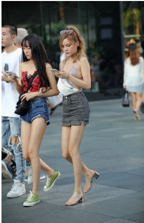 美女穿的吊带衣与内衣差不多，搭配蕾丝裙，配上绑带真性感！