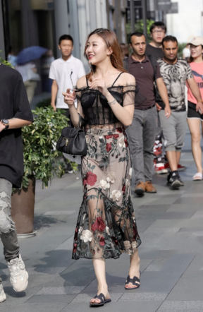 美女穿的吊带衣与内衣差不多，搭配蕾丝裙，配上绑带真性感！