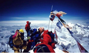 攀登珠穆朗玛峰，一次的花费是多少？导游：普通家庭承受不起