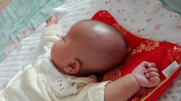 婴儿头型什么时候定型？如何在头型固定前，帮宝宝睡出完美头型