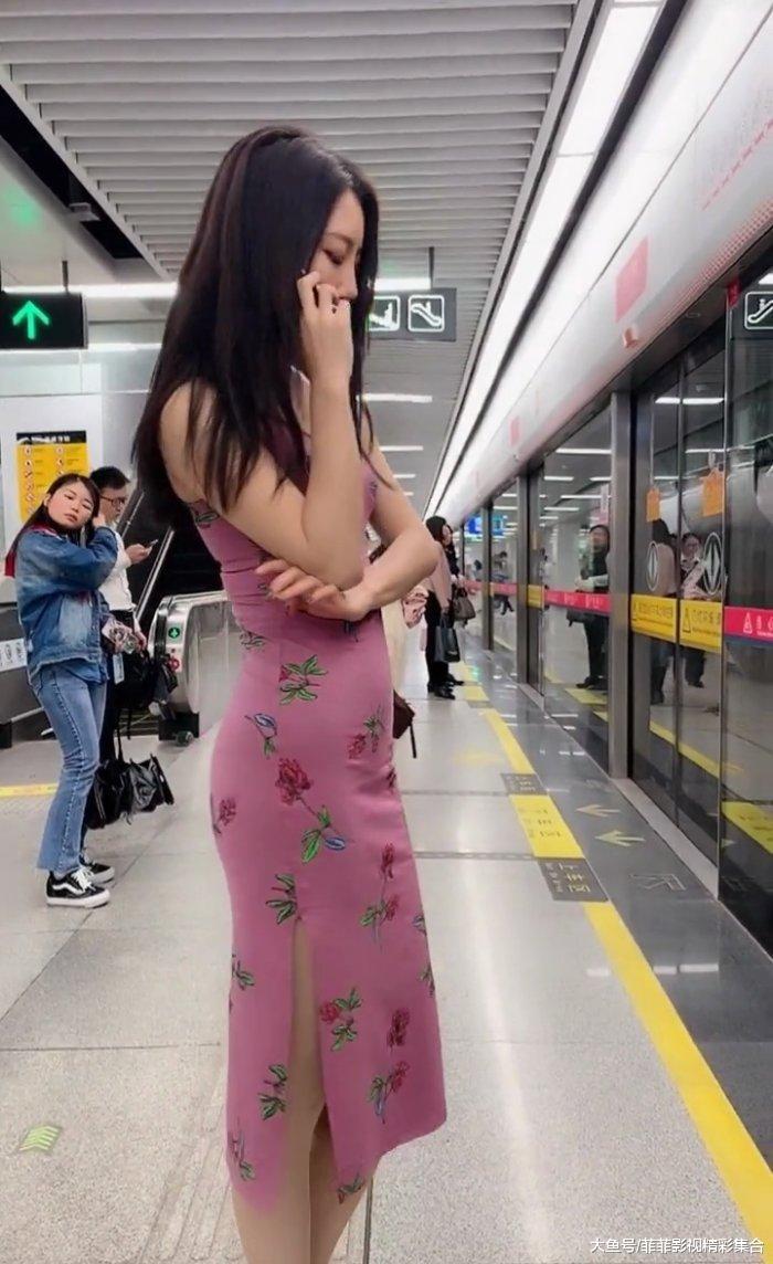 吊带旗袍式长裙，穿成这样坐地铁，你考虑过别人的感受么？