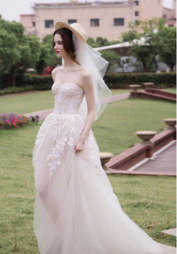 穿上婚纱的那一刻，你就是最美的人！