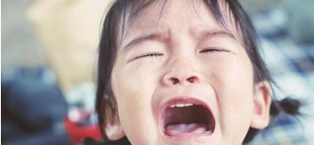 孩子乱发脾气，父母不要头疼，学会这5招来应对孩子的哭闹