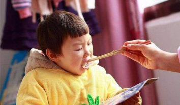 孩子吃饭时有“3种表现”，将来多半没出息，每一种都让人反感