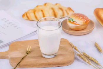 鲜牛奶和冲奶粉的营养到底谁更好？