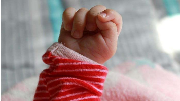 3个症状，暗示胎儿过得很舒坦，你家宝宝出生时占了几样？