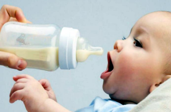 母乳喂养陷入危机？混合喂养来救场，四招助娃营养均衡发育好