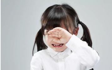 心理研究表明：父母的这5种行为，正在养成一个低情商的孩子