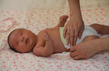 这几种传统“接尿”方式，容易影响宝宝发育，你还在用吗？