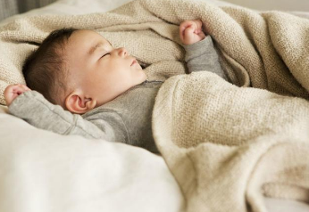 为什么孩子睡觉总喜欢打滚？却是4个方面在"作祟"，家长要了解
