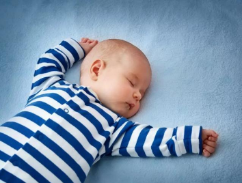 为什么孩子睡觉总喜欢打滚？却是4个方面在"作祟"，家长要了解