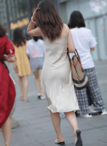 时髦前卫乳白色丝绸连衣裙配印花方头低跟鞋，更贴身舒适