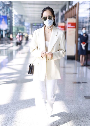 韩雪姐范儿！个性穿搭身穿白色西装走机场，帅气性感气场强