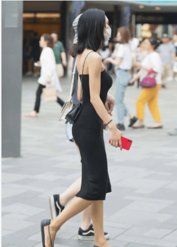 黑一字肩连衣裙搭配黑色小挎包，时尚精致，个性十足