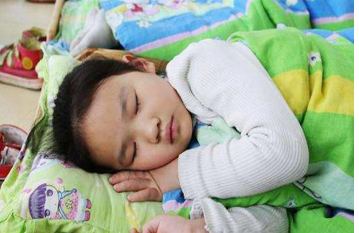 孩子小时候的睡姿暗示了不同性格，不用等到长大，娃一“睡”便知