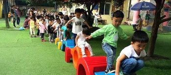 孩子太早上幼儿园不合适，专家：这些“危害”父母要清楚