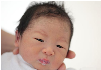 3招预防宝宝吐奶，其中拍嗝只是常规处理方法
