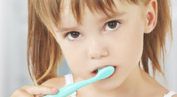 小孩子刷牙“干呕”一定要注意，父母趁早知道好