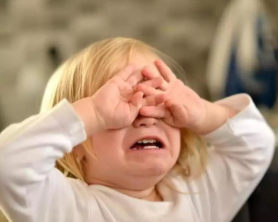 孩子哭闹时，应该找出安慰说到孩子的心坎里，不要说”别哭了”