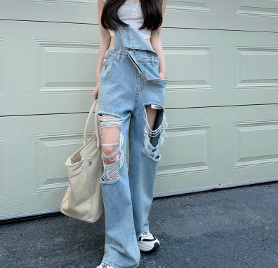 杨丞琳圆圆的脸太年轻了，穿牛仔连体裤就像18岁少女，活力十足又很时尚