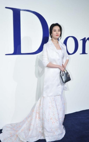 刘亦菲的“仙气”不是吹的，白裙配西装好知性，纯洁美好