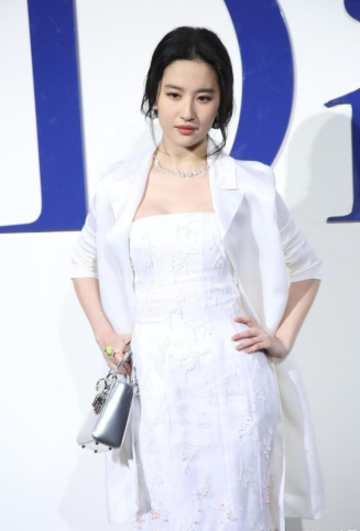 刘亦菲的“仙气”不是吹的，白裙配西装好知性，纯洁美好