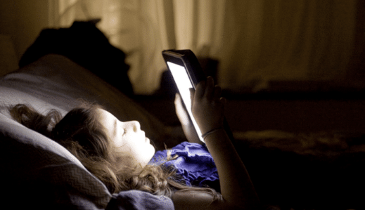 睡觉前不要玩手机。你的身体可能无法承受这些伤害