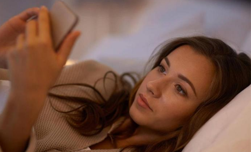 睡觉前不要玩手机。你的身体可能无法承受这些伤害