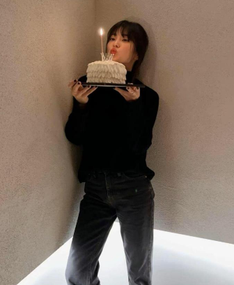 宋慧乔庆祝41岁生日！穿黑毛衣剪齐刘海，看着还像少女模样