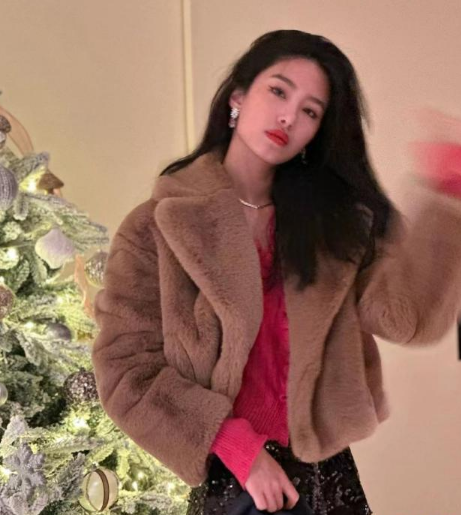 杨采钰拍圣诞氛围照，穿咖色防皮草外套配长裤，精致优雅又时髦