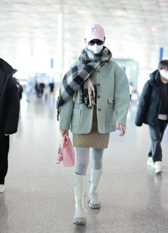 郁可唯穿小香风外套配菱格纹短裙和灰色打底裤走机场，减龄保暖