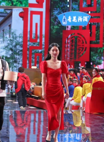 赵丽颖2023北京台春晚录制路透，穿红裙春节氛围浓郁，明媚大方