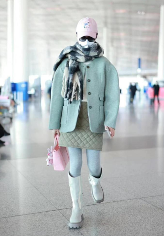 郁可唯穿小香风外套配菱格纹短裙和灰色打底裤走机场，减龄保暖